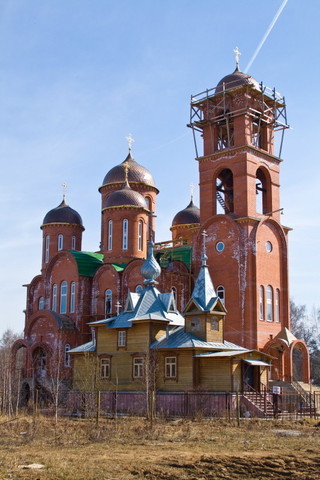 Свято-Троицкая церковь Живоначальной в Королёве (большая и малая)